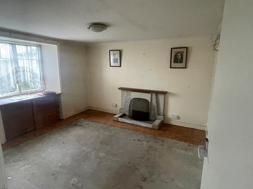 Lot: 23 - TERRACED HOUSE WITH ADDITIONAL ONE-BEDROOM DWELLING, GARAGE, OUTBUILDING AND LARGE GARDEN SPACE - Living room in principal dwelling
